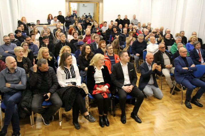 Ispunjena gradska vijećnica u Umagu/Foto M. GAVRAN