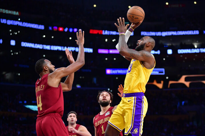 Evan Mobley i LeBron James/Foto REUTERS