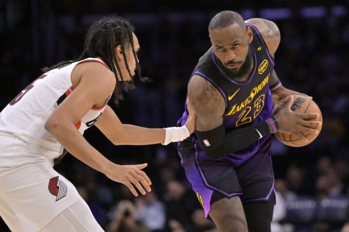 Dalano Banton (Portland) i LeBron James (LA Lakers)/Foto REUTERS