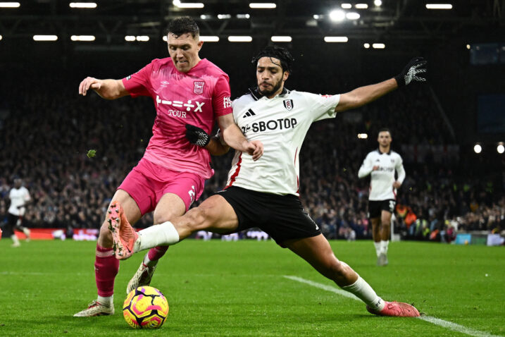 Dara O'Shea (Ipswich Town) i Raul Jimenez (Fulham)/Foto REUTERS