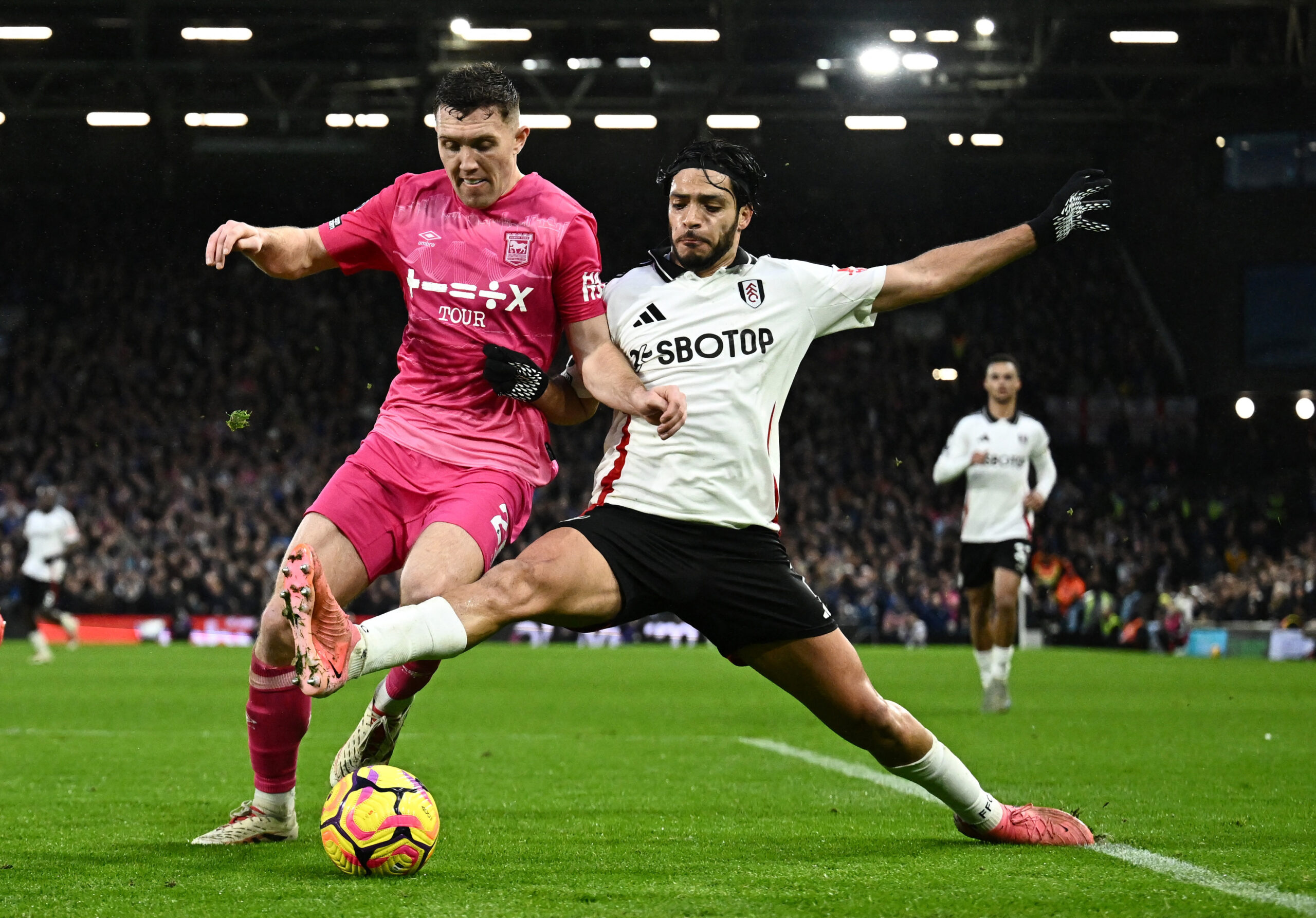 Dara O'Shea (Ipswich Town) i Raul Jimenez (Fulham)/Foto REUTERS