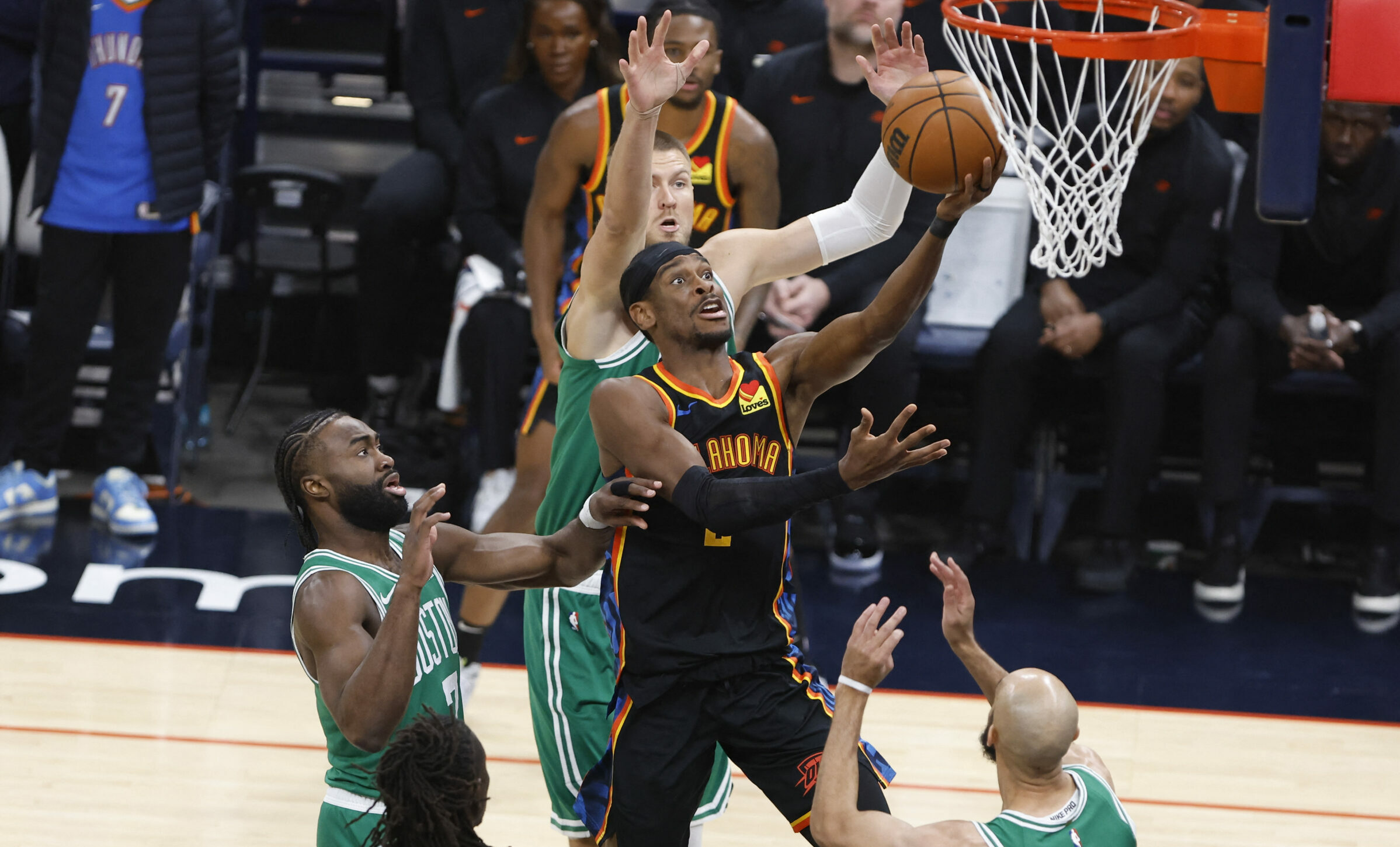 Shai Gilgeous-Alexander zabija kraj Jaylena Browna/Foto REUTERS