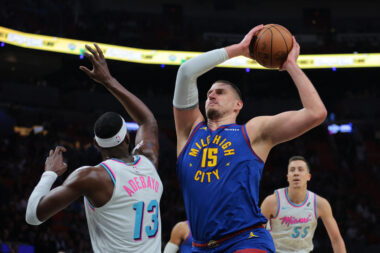 Nikola Jokić i Bam Adebayo/Foto REUTERS