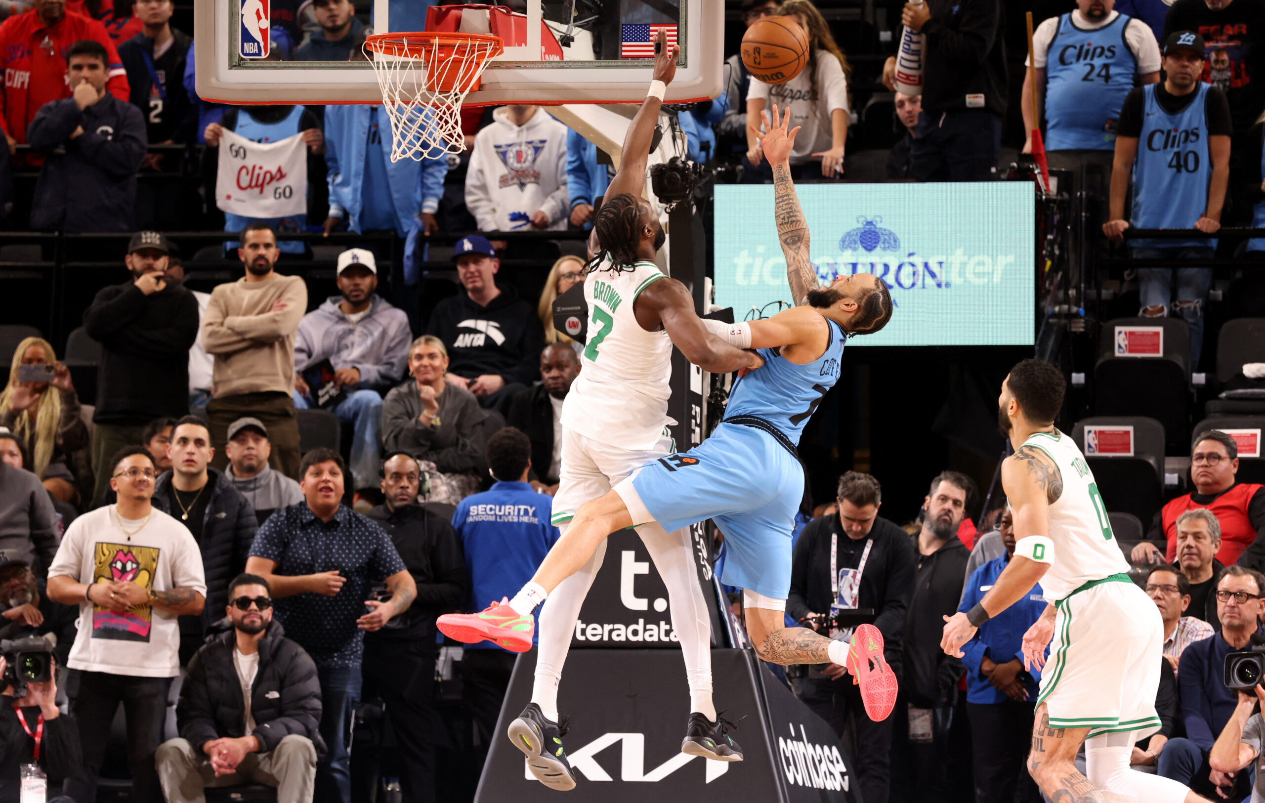 Jaylen Brown (Boston) i Amir Coffey (LA Clipper)/Foto REUTERS