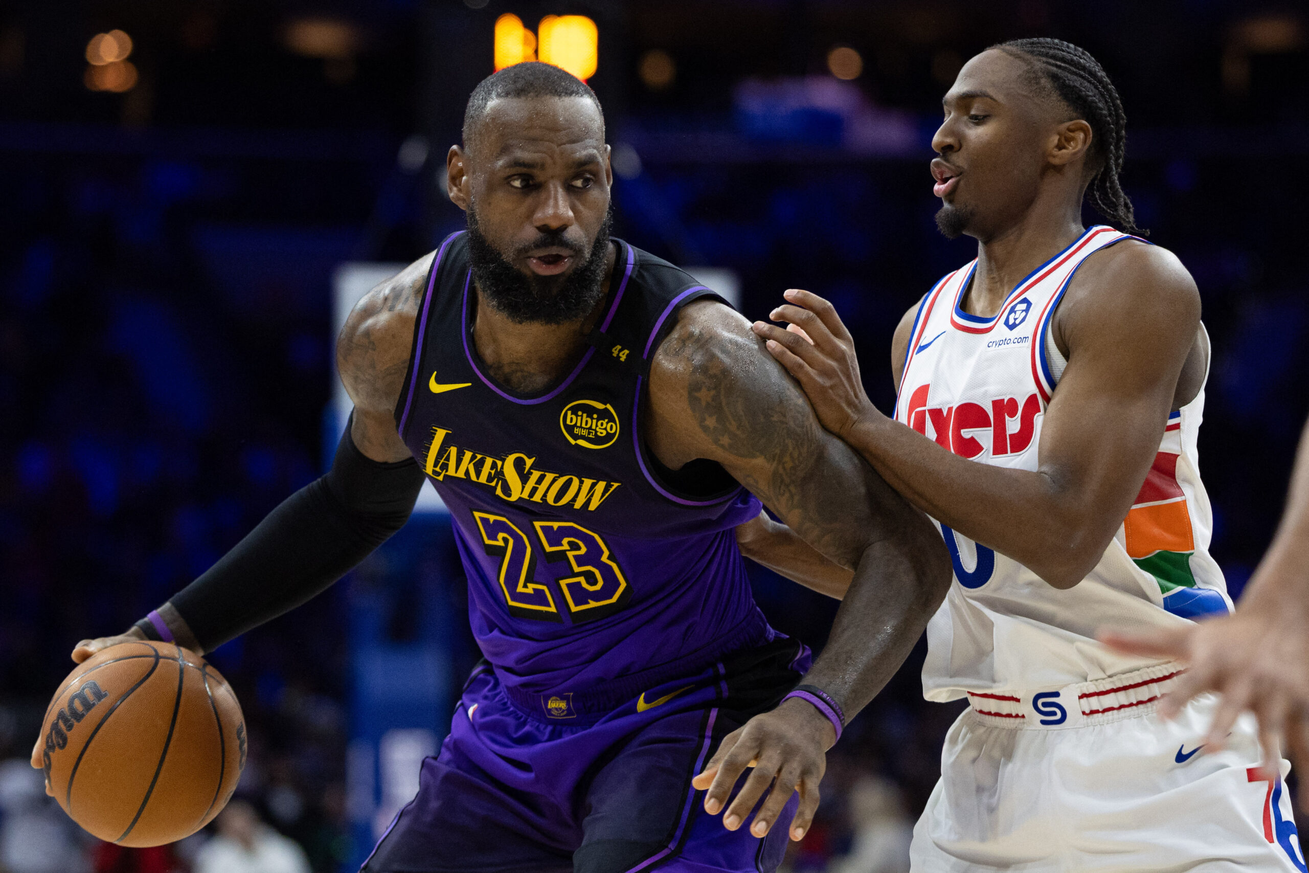 LeBron James i Tyrese Maxey/Foto REUTERS