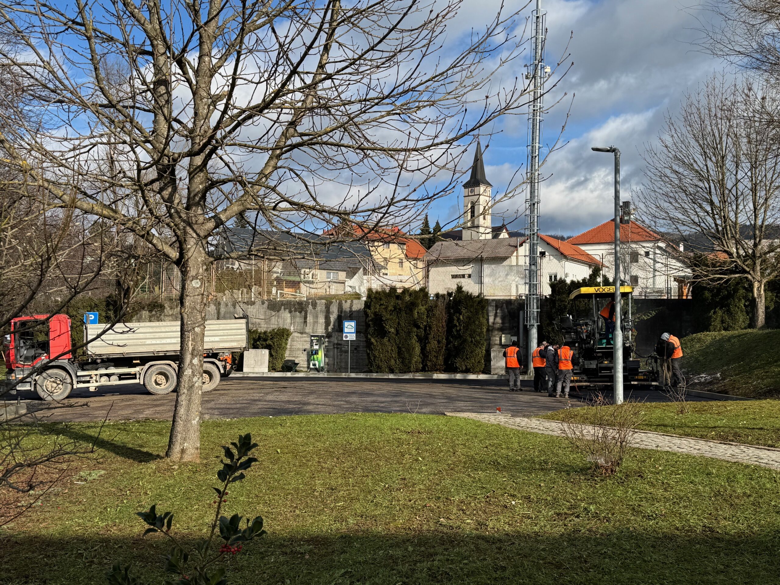 Asfaltiranje parkirališta nedaleko od zgrade gradske uprave / Foto M. KRMPOTIĆ