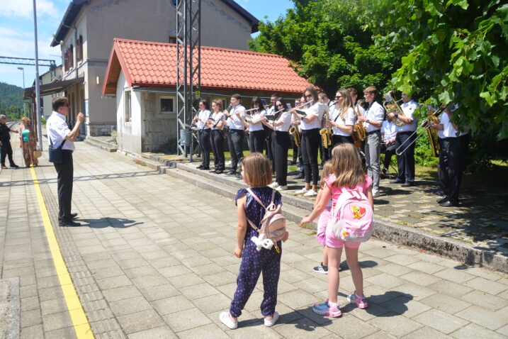 Goste pristigle vlakom na 150 rođendan fužinskog turizma dočekao je Puhački orkestar Fužine / Snimio M. KRMPOTIĆ