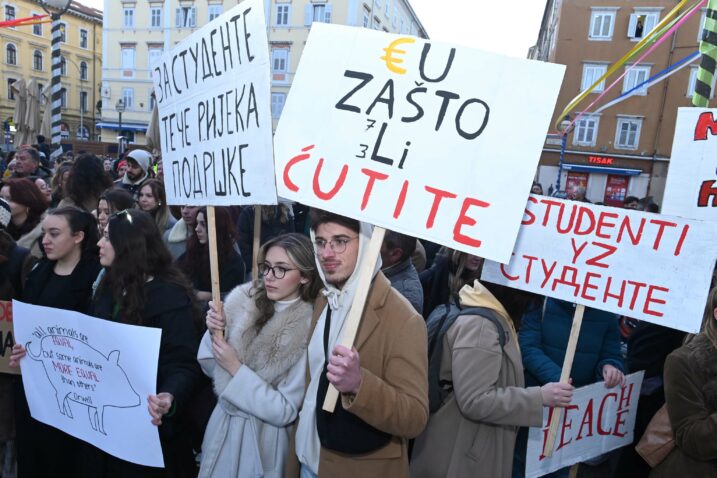 Studenti su prosvjed popratili nizom transparenata / Foto Marko Gracin