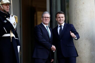 Keir Starmer i Emmanuel Macron / Foto REUTERS/Gonzalo Fuentes