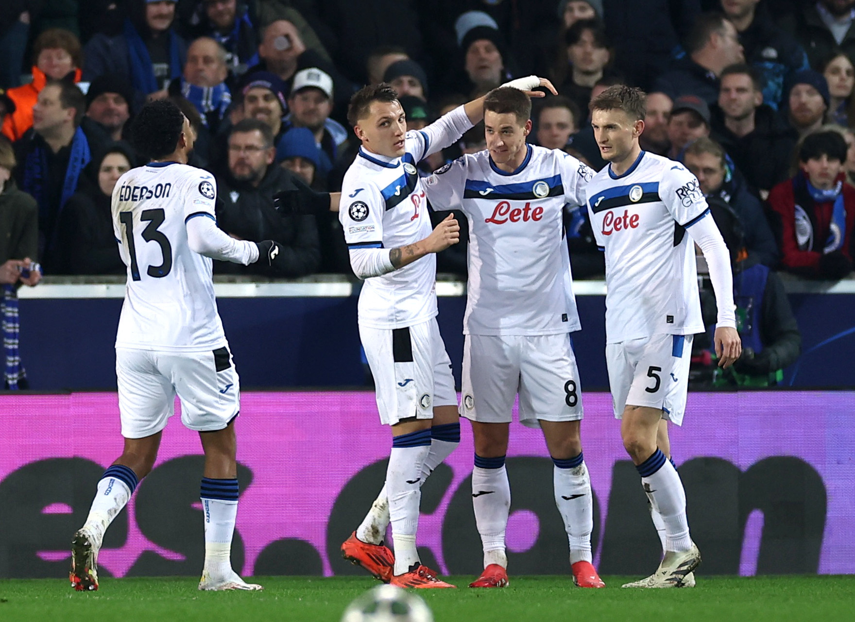 Mario Pašalić slavi pogodak sa suigračima/Foto REUTERS