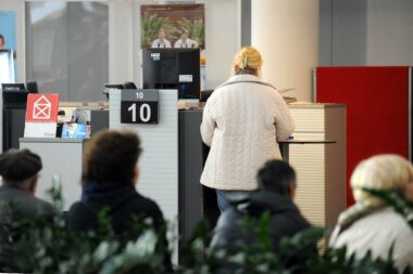 Dodatno će se omogućiti besplatno podizanje gotovine na šalterima banaka ili bankomatima / Foto ARHIVA NL