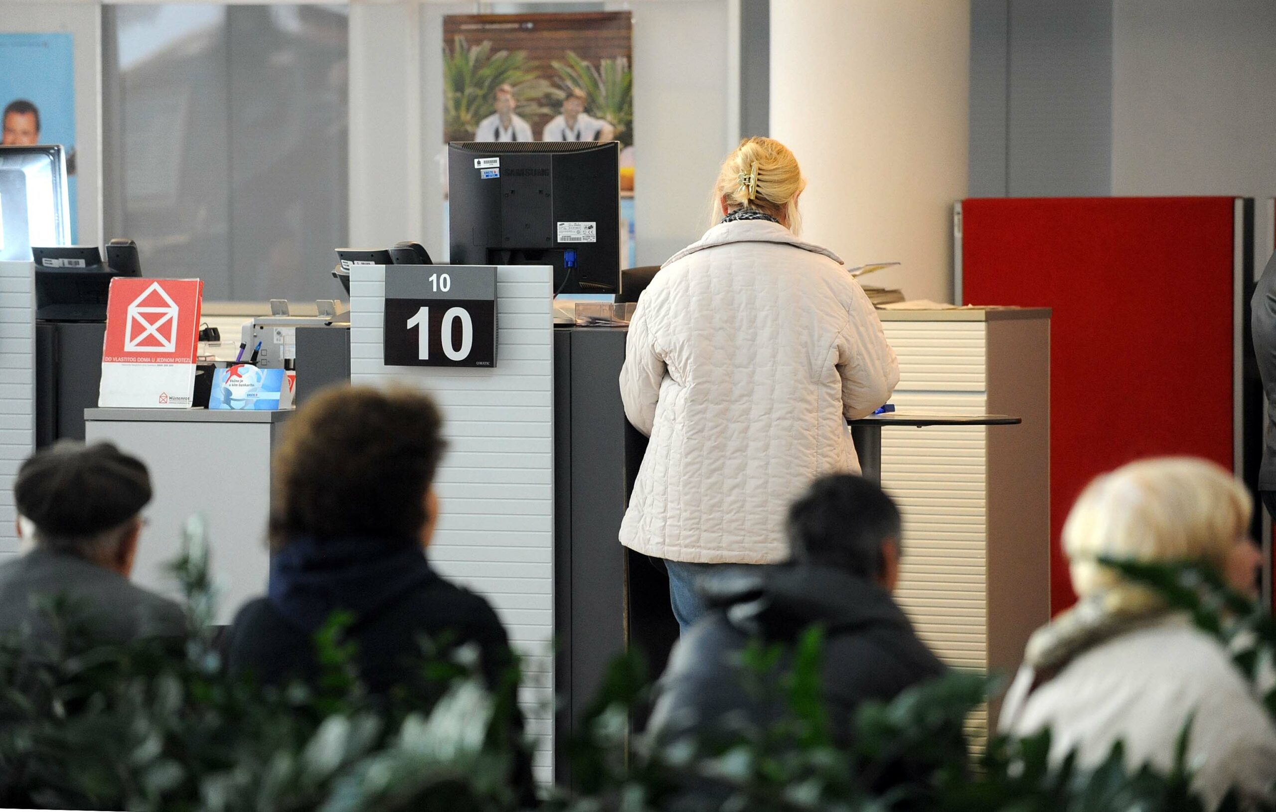 Dodatno će se omogućiti besplatno podizanje gotovine na šalterima banaka ili bankomatima / Foto ARHIVA NL