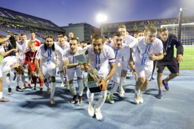 Mate Maleš s pokalom za prvaka Hrvatske ispod južne tribine maksimirskog stadiona/Foto PIXSELL