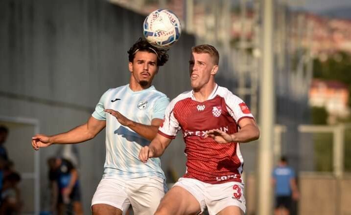 Noel Bodetić u duelu s Naisom Djouahrom/Foto HNK RIJEKA