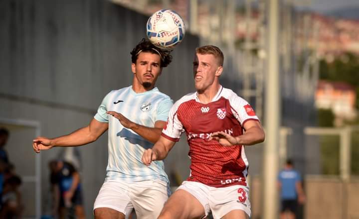 Noel Bodetić u duelu s Naisom Djouahrom/Foto HNK RIJEKA