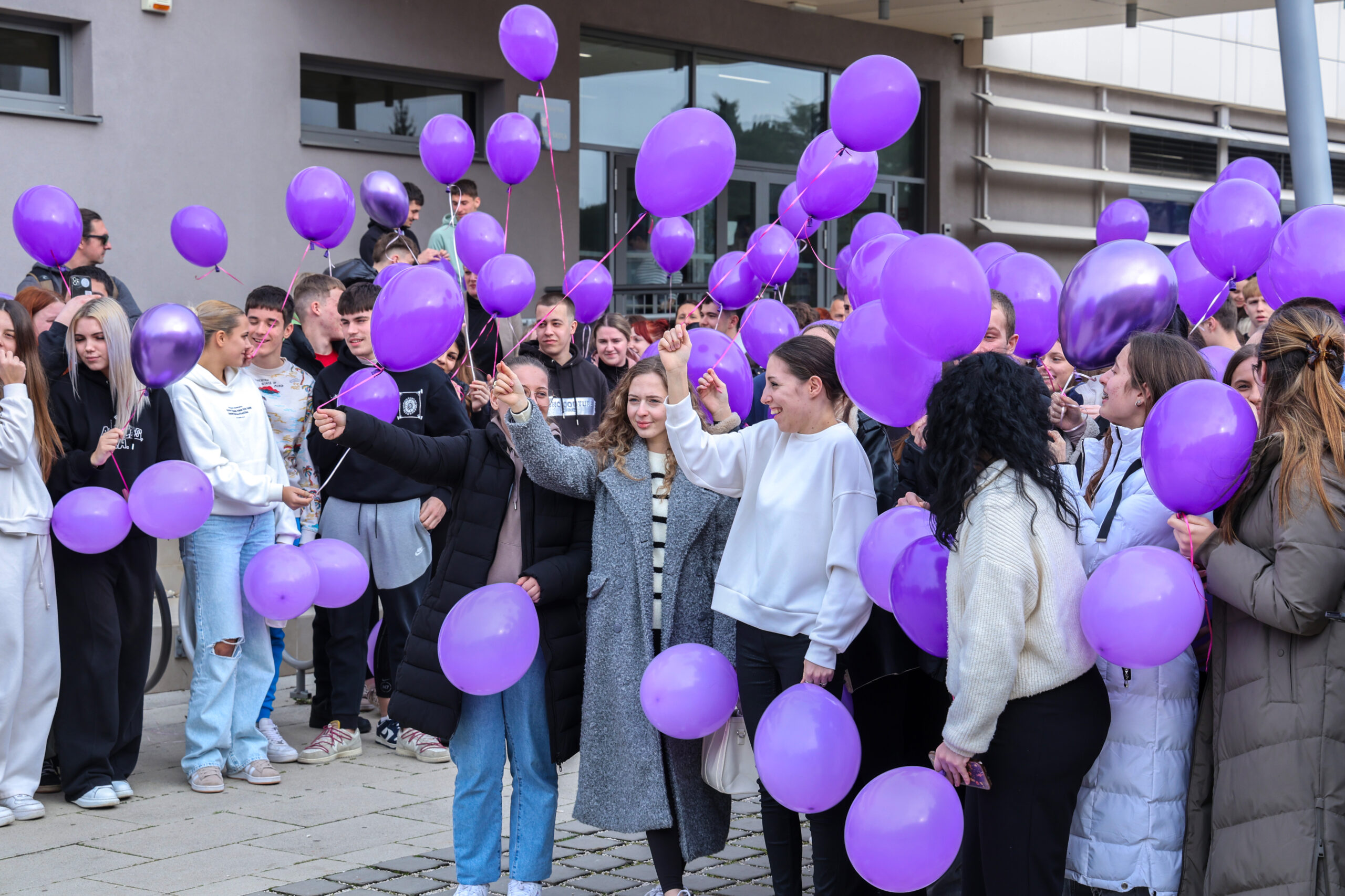 Povodom Međunarodnog dana epilepsije ispred Medicinske škole u Puli pušteni su ljubičasti baloni / Photo: Srecko Niketic/PIXSELL