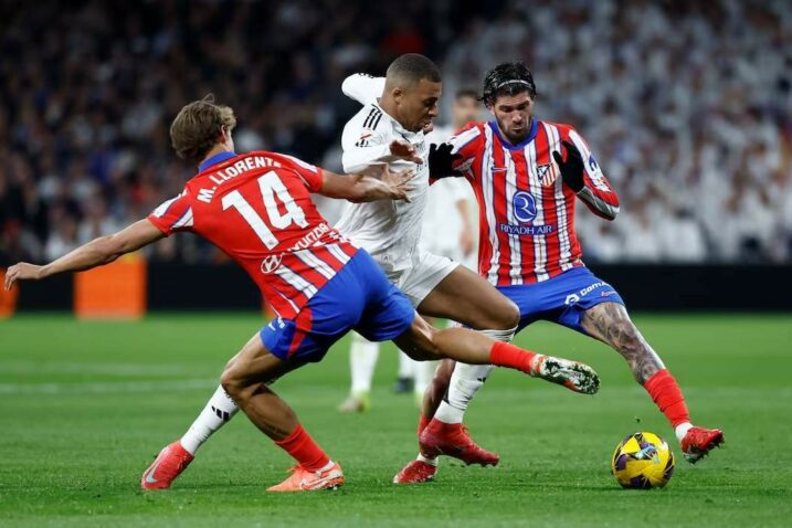 Kylian Mbappe između Marcosa Llorentea i Rodriga De Paula/Foto REUTERS