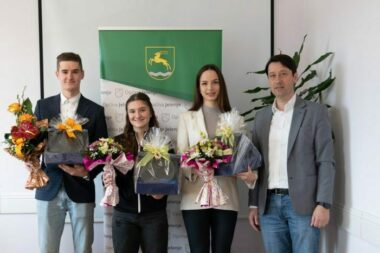 Najuspješniji studenti i sportaši primili priznanja Arian Ban, Gabriela Frlan i Ema Kukuljan s načelnikom Općine Jelenje Robertom Marčeljom / Foto Općina Jelenje