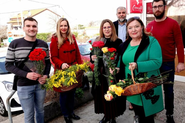 SDP i PGS povodom Dana žena dijelili ruže,karanfile i mimoze sugrađankama na području Bakra / Foto SDP BAKAR