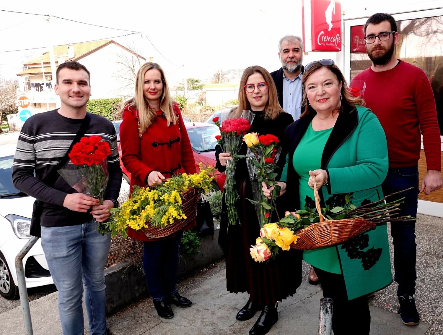 SDP i PGS povodom Dana žena dijelili ruže,karanfile i mimoze sugrađankama na području Bakra / Foto SDP BAKAR