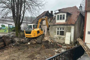 Rušenje stare kuće smještene uz hotel Risnjak u Delnicama