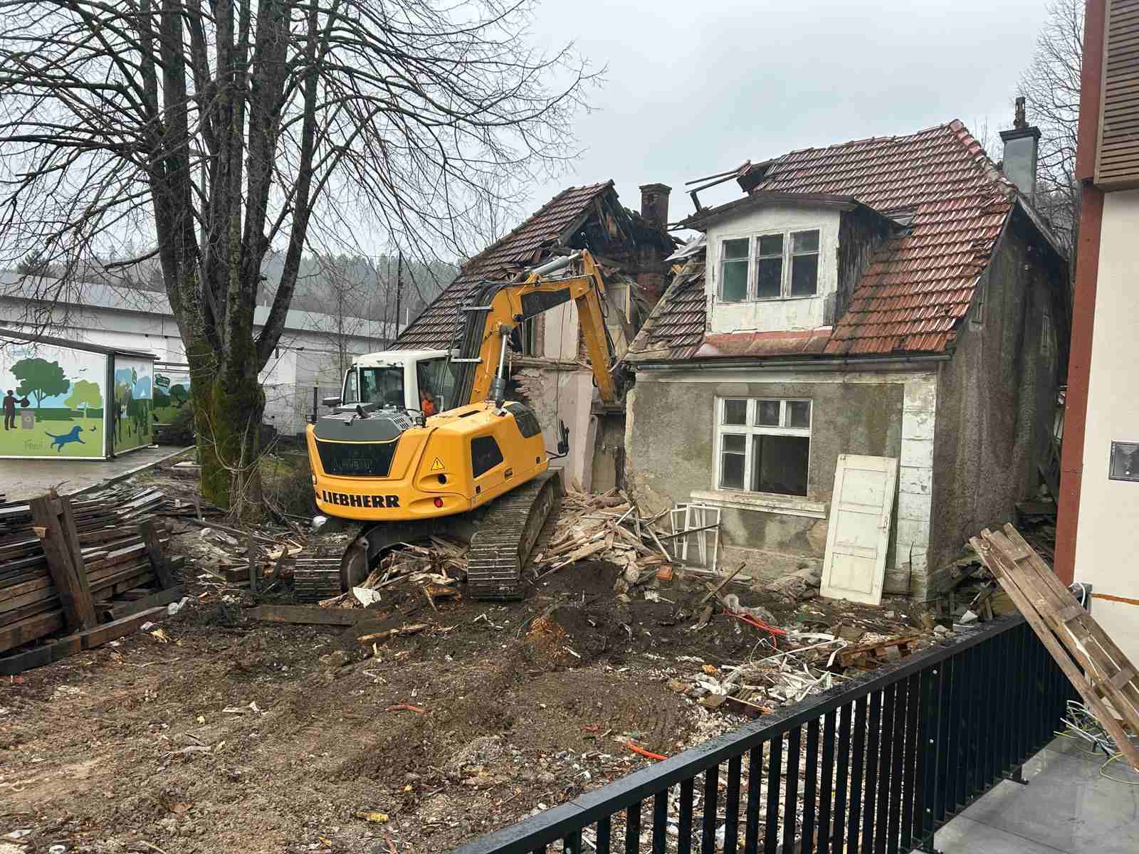 Rušenje stare kuće smještene uz hotel Risnjak u Delnicama