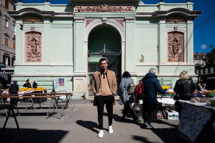 Matija Blažević ispred paviljona I. na riječkoj placi / Foto Ana Križanec