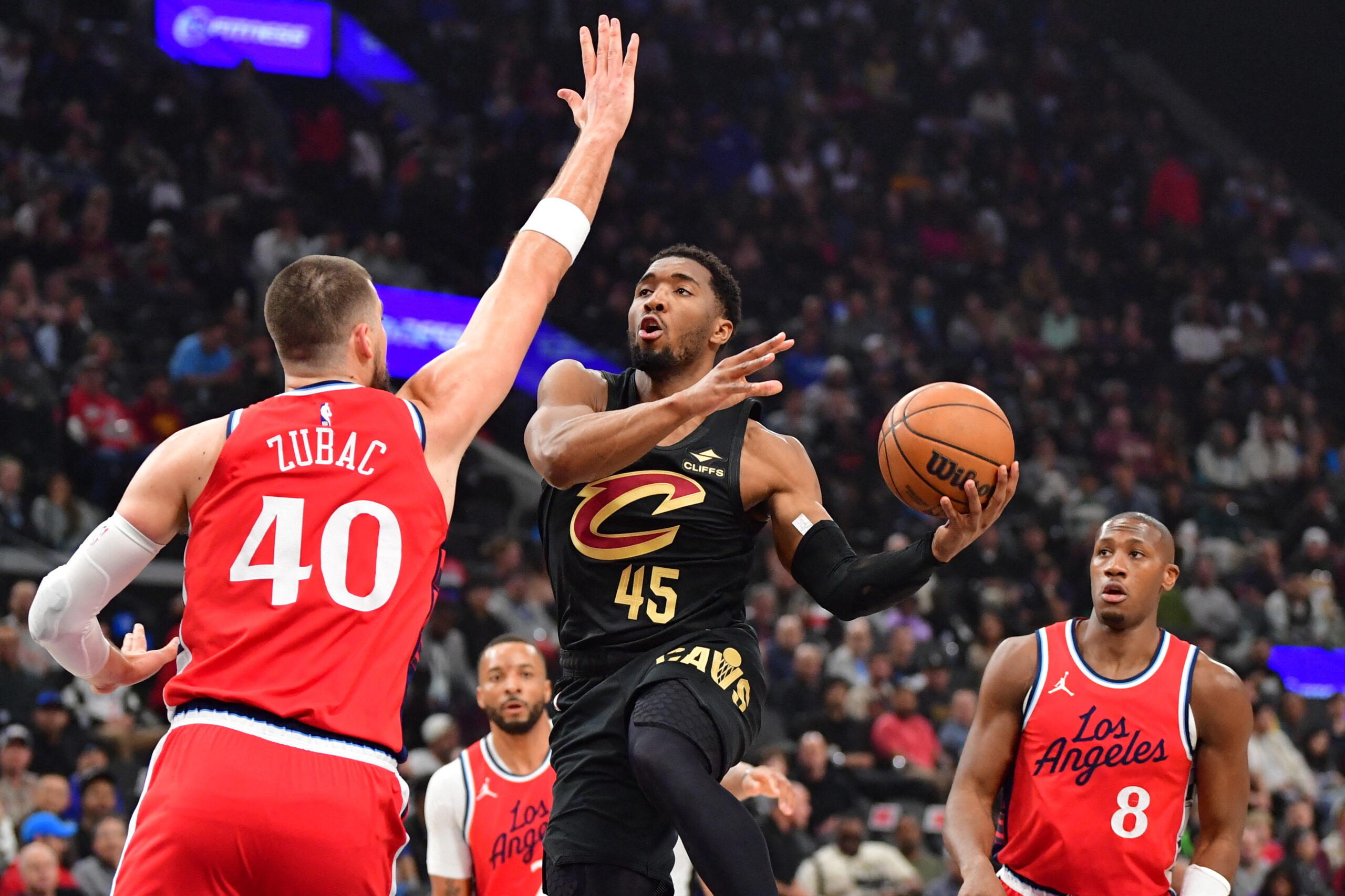 Ivica Zubac i Donovan Mitchell/Foto REUTERS