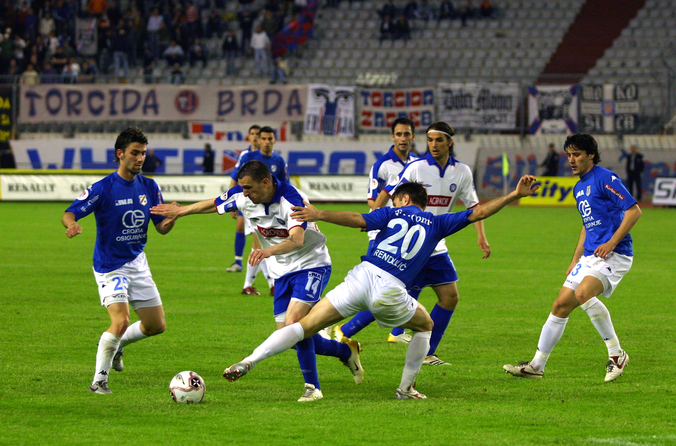 Siniša Linić, Sebastjan Cimirotič i Krunoslav Rendulić igrali su i za Rijeku i za Hajduk; Iza ovoga trojca akciju prate Niko Kranjčar i Dušan Kerkez/Foto PIXSELL